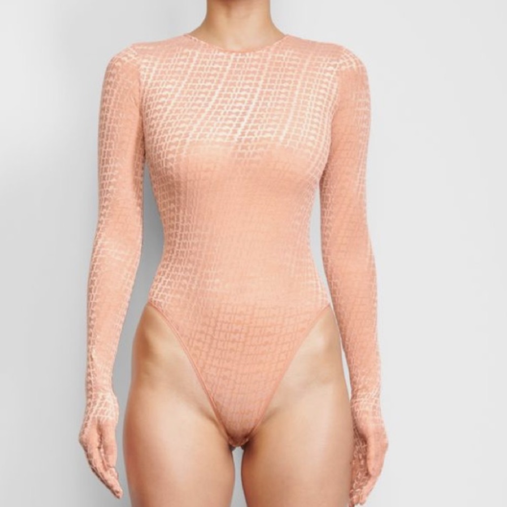 NWT SKIMS VELVET GLOVE BODYSUIT
$88 Medium, Peach